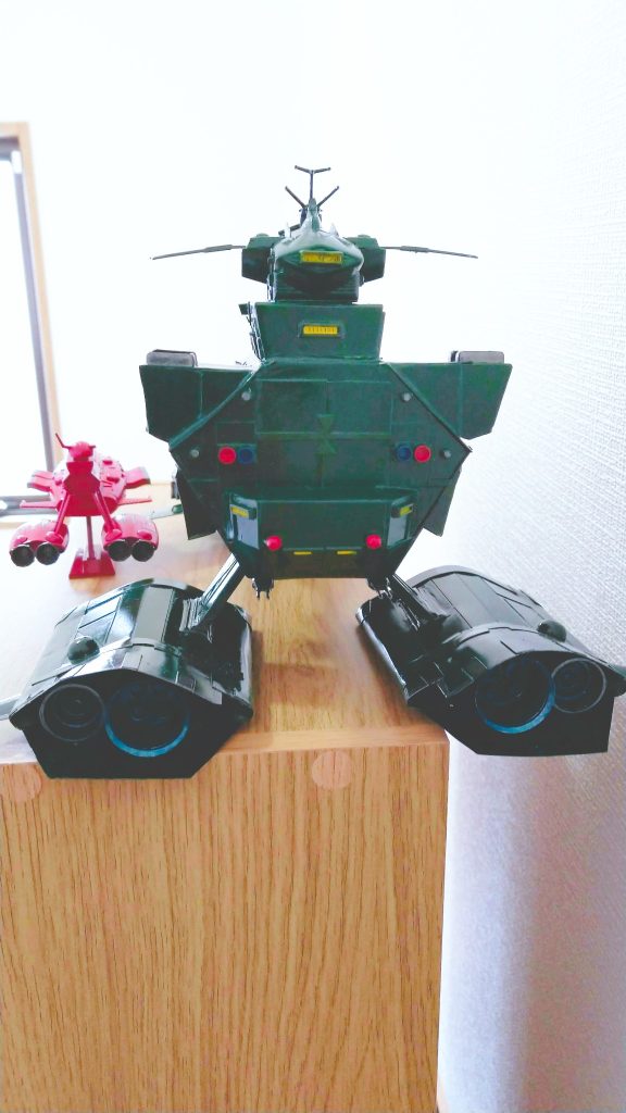 艦背面部は物資搬入出とモビルスーツ発着艦デッキを兼ね、背面下部に副砲2門を装備されてムサイ級の手薄な背面防衛も強化された。ちなみに副砲は原型キットパーツの流用です。