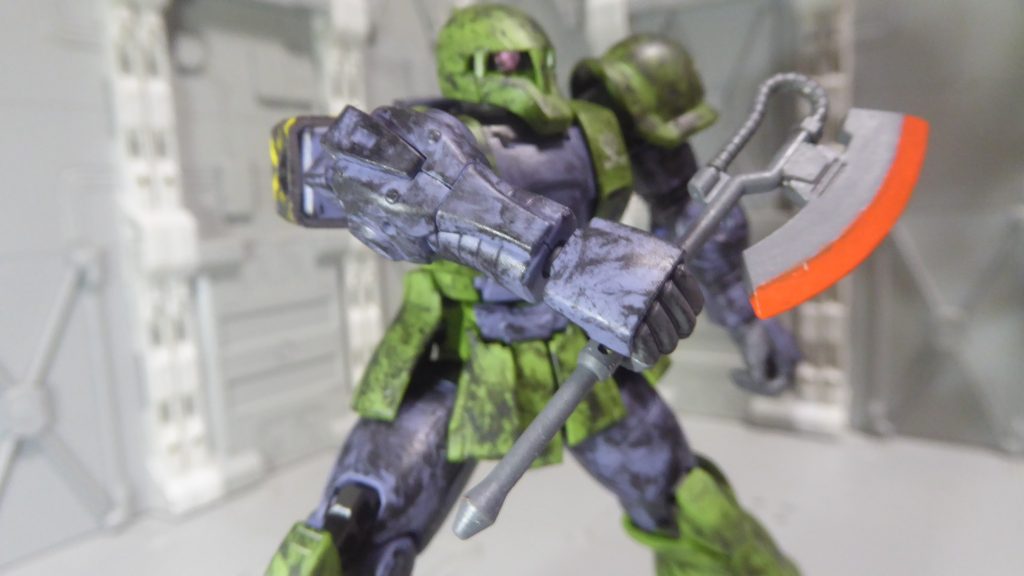 「ヒート・ホーク」ブレード部を赤熱表現に、他は成形色のままつや消し。これに限らず汚しは本体外装のみで、武器や推進器には施してません。いずれも専用武器ではなく量産品(官給品)の類でしょうから。