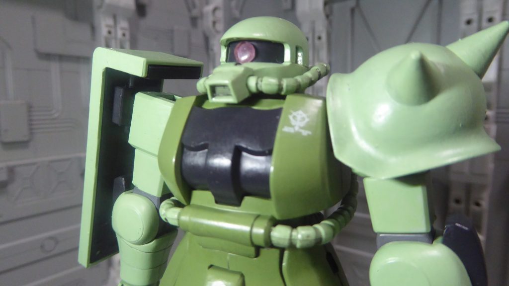 モノアイはビルダーズパーツＨＤ「ＭＳサイトレンズ０１（ピンク）」に変更し、塗装後に接着しています。最初サイズが上下ギリギリのを使ったところ可動確認時に吹き飛ばし紛失してしまい、一回り小さいサイズへ。左胸のジオンマークは他キットより流用したテトロンシールで、貼った上からつや消しクリアーを塗って段差を若干目立たなくしました。あくまでもプレーンな量産型ザクとして作りたかったため、普段ならよく使いたがる水転写デカールは一切なし。