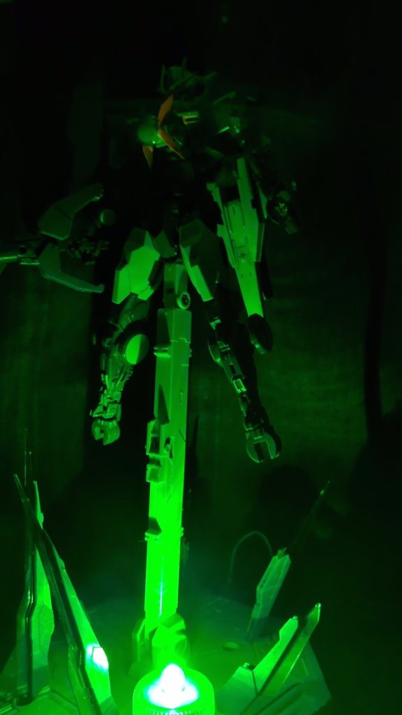 緑のライトを下において見ました。胸部のLEDユニットあるんですが使えません（でしょうね）。なので胴体側が寂しいですね😅まぁクアンタがカッコいいので良しとしましょう。