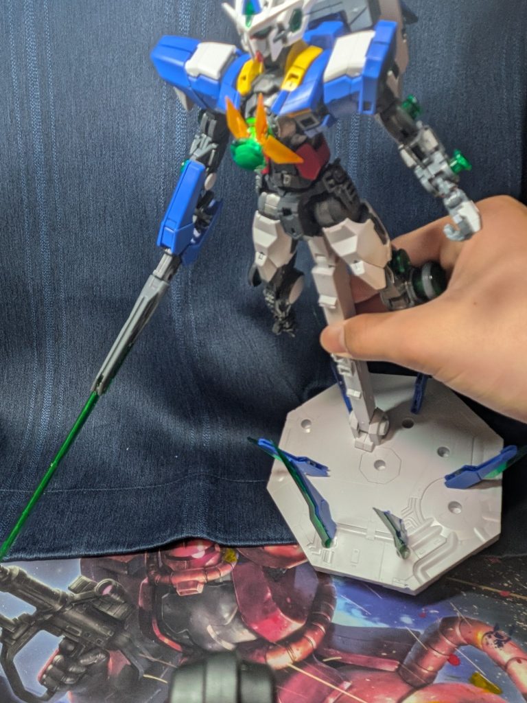 そもそもこれを作る羽目になったのは、ABSって塗料ダメじゃないですか。でも今までガンマカで塗っても全然問題なかったんで今回もメッキシルバーで関節塗ろーって思ったんですよ。そしたら急に関節動かなくなって分解したら内部フレーム（腕）がバキバキになっててその結果腕を固定し更にクアンタムバーストさせとけばよくね?という判断になりました。おのれABSめ