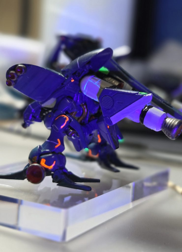 青は、ガイアカラーの蛍光ブルーを、使ってます。