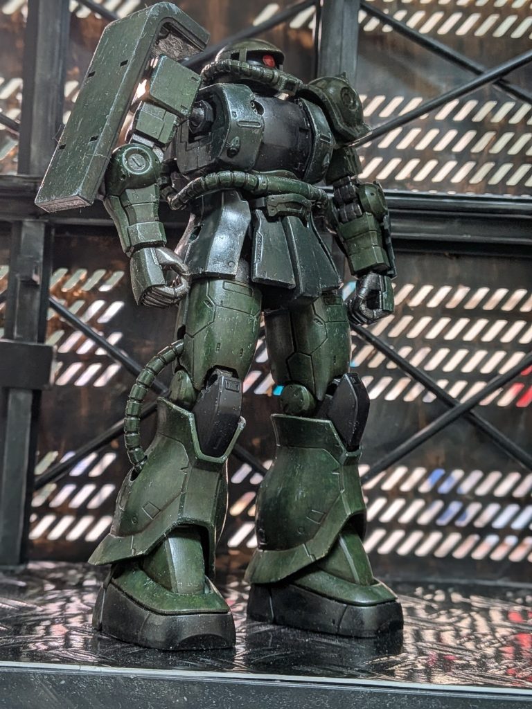 オリジン版といえば濃い緑色が特徴的ですよね〜。(zaku-kao8)自分はダークな色合いが好みなので、Mr.ホビーのダークグリーン36、濃緑色59を使ってみようと思いました。😃