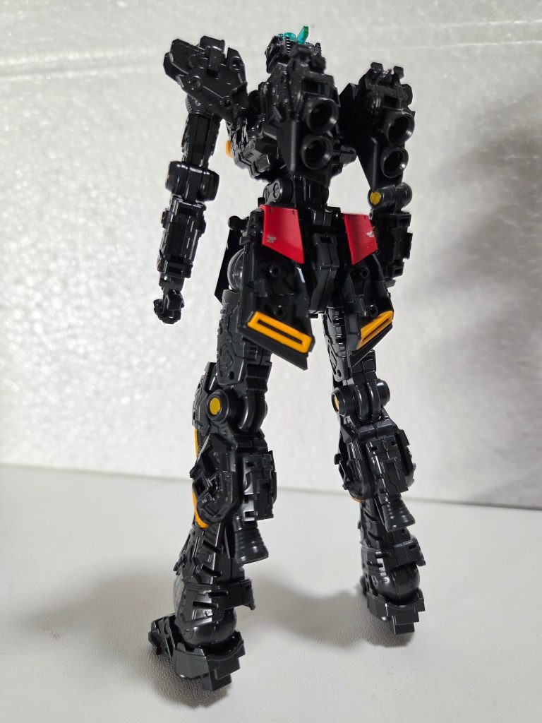 フレームです。今回はメタリックを使用せずに塗装しました。実際の立像はもうちょい薄かったような気がしますがこれはこれでありなんじゃないかなーと笑何気にRGのフレームにメタリックを使わなかったのはこれが初かもしれないですね。以下ポージングです。
