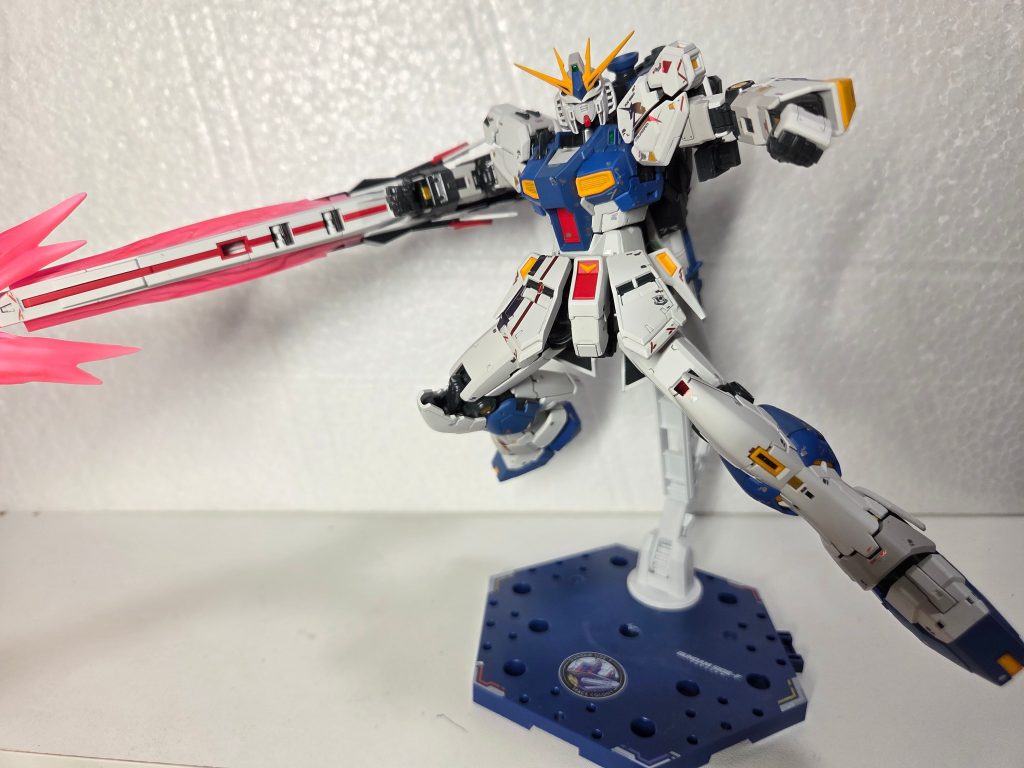 バッチリ決まってますね。やっぱりフレームがしっかりしているので勝手に落ちて来ることも何かを支えにしなくても倒れないのがいいですね。どんなνガンダムも違和感なく合ってるので完成されてるデザインだと思いました。