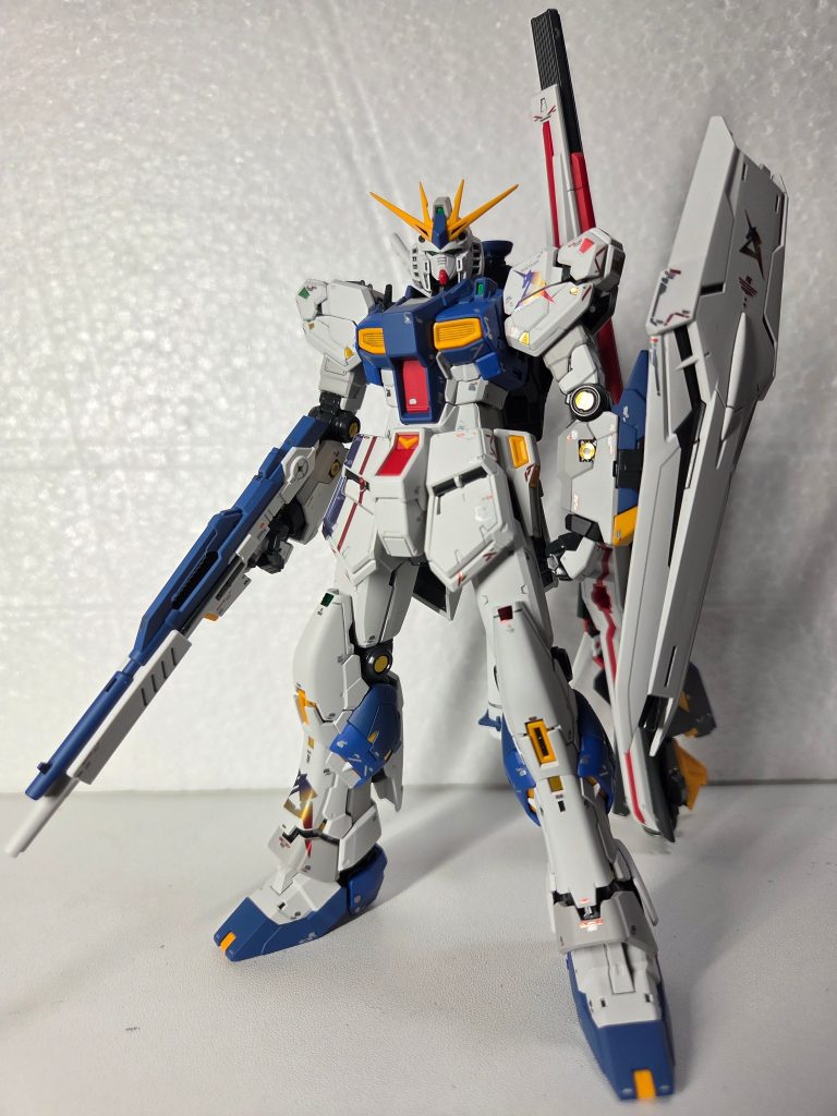 立像っぽく作りたかったので基本はカラーチャートで塗装しました。フレームと装甲は半光沢とつや消しで塗り分けてみました。メリハリが出てよりくっきりと映ることができました。トリコロールカラーのνガンダムもアリだなと作ってて思いました。