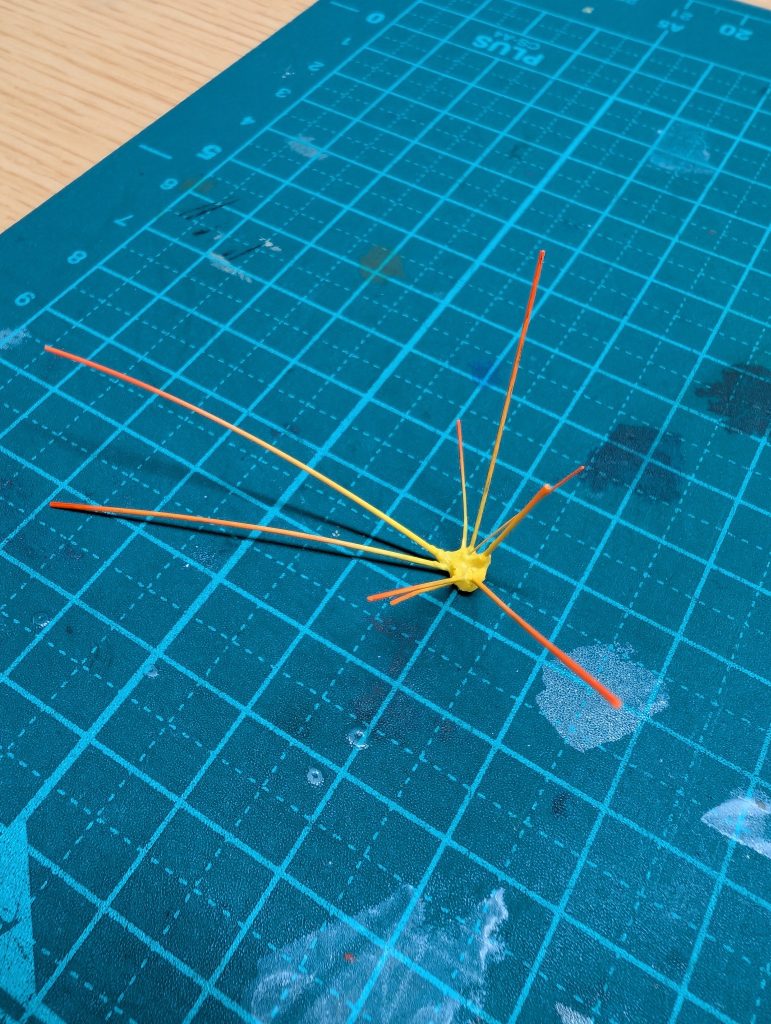 作成中②エフェクトパーツで、筆塗りうまくいかんなーと思ってたところ、こいつを思いついて土壇場で満足いくものになりました。プラ板にランナー伸ばししたものを瞬着で付けただけ。冒頭写真すげー光ってますが、ただの蛍光塗料＋ブラックライトだけです