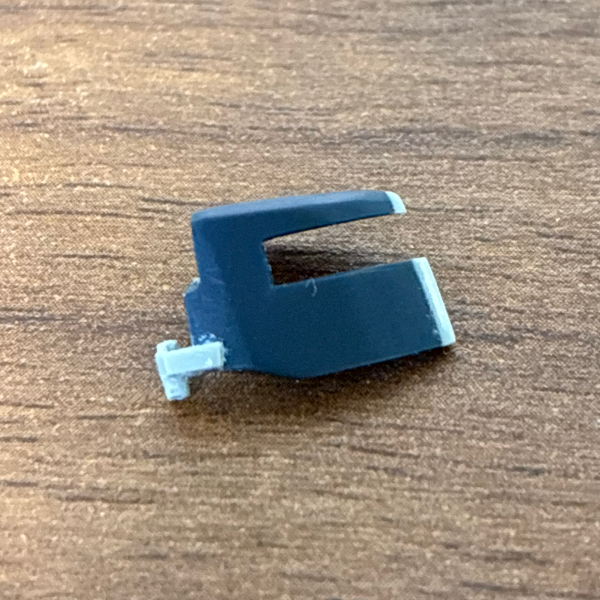 バラバラにした胸部を、試行錯誤しつつ形にしました。ひとまずギミックの組み込みを優先、胸部はコクピットハッチと、上部のセンサー基部と排気ダクト周りのメンテナンスを意識したハッチを取り付けました。剛性不足になったGQuuuuuX頭部の反省を活かして、かっちり組み上がるよう微調整を繰り返したので、閉じるのも気持ち良いです😁　狭いところの軸は、シャア以来のプラ板削り出しです😃&nbsp;（3枚目）