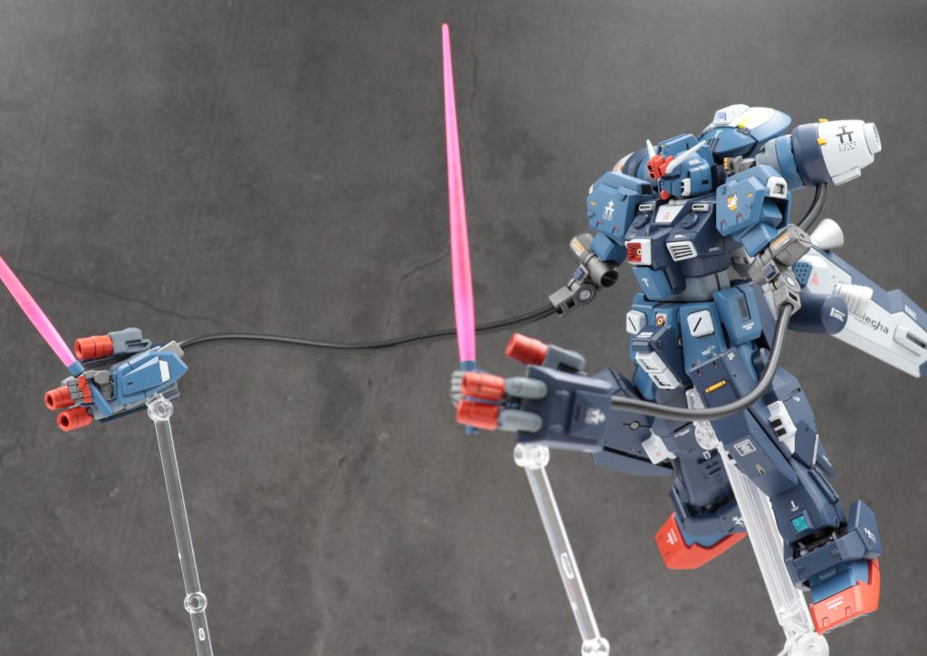 ビームサーベルは持ったまま射出も。