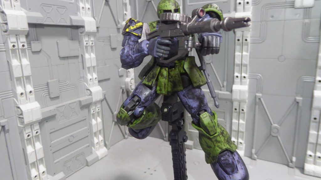 「MS用マシンガン」センサー部には、waveオプションシステム「H・EYES3ミニ(ピンク)」を接着。ちなみにパチ組む場合、ここのセンサー用シールは付属しないため要塗装箇所になりますが、市販パーツを使えば色の差異を気にしないなら埋め込むだけで済みます。