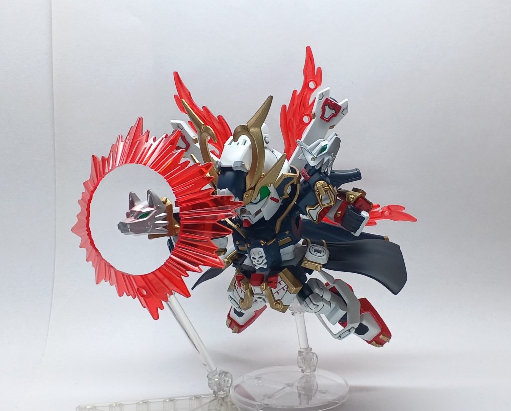 「爆流殿直伝、白狼疾風拳ッ！」肩のウルフヘッドはココで使います。ブランドマーカーのビーム刃パーツが無いから、どうしようと悩んだ結果が、爆狼疾風拳！ブランドマーカーを拳に直接装着せず、ジャンクパーツの盾用持ち手を加工した補助パーツで手に持たせてます。バックパックにSDWH周瑜アカツキの炎付けました。