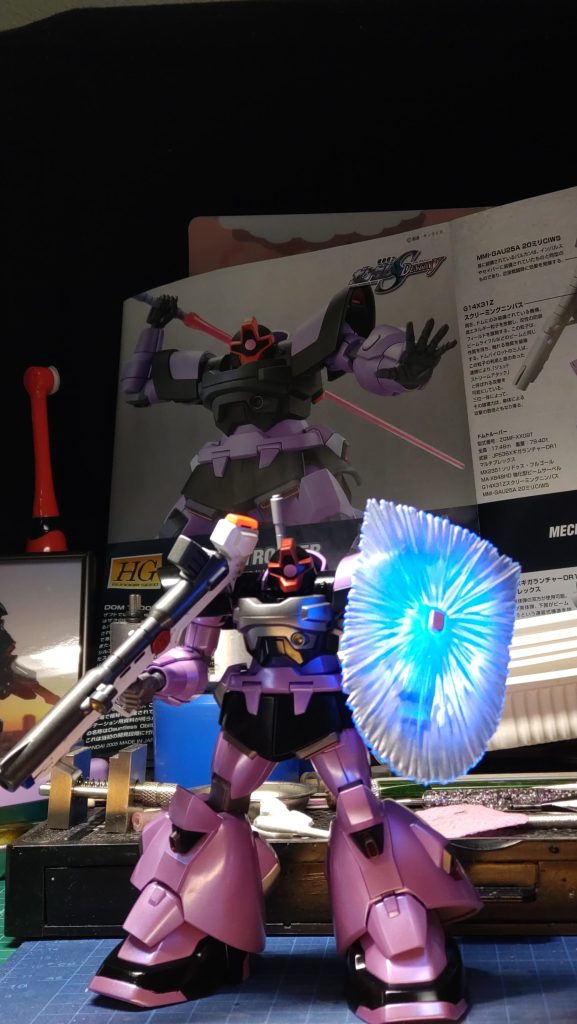 塗装レシピは黒…GXウィノーブラック紫…BORNPAINT 偏光パープル/ブルー胸部…スーパーアイアン赤…ガイア深紅バズーカーはこの作例で知ったビームライフルとハイブリッド構造😅なのでツートンしました上部…ガンブルーメタリック下部…ブリュンヒルトホワイトそしてシールドはビームなので、ガイアの蛍光クリアでブラックライト照射😁外縁部にはメタリックプリズムホログラムでキラキラです&nbsp;&nbsp;