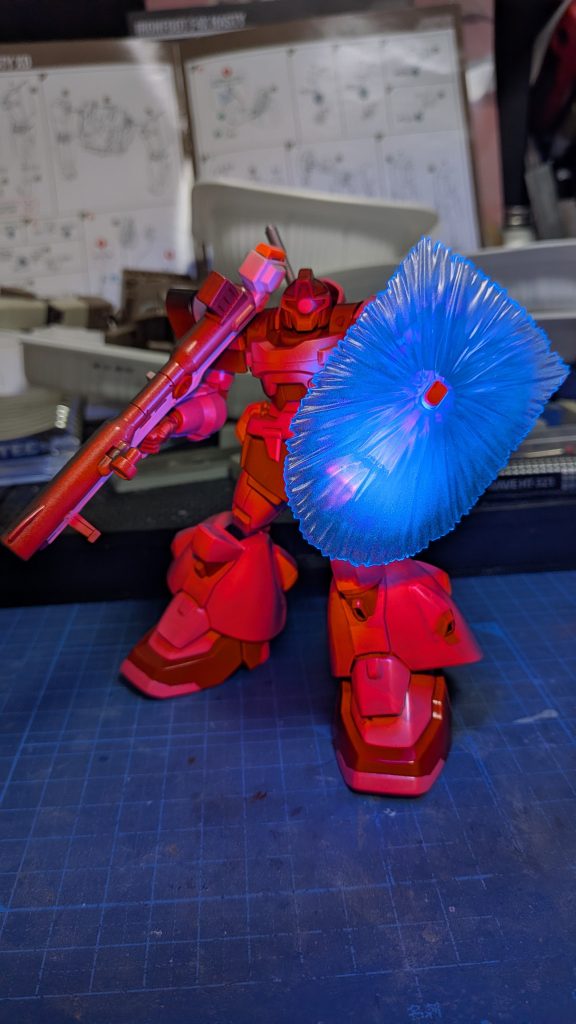 そして本題のジェットストリームブラックライトペイントルミネの赤を前面からだけ吹いて、ブラックライト照射時のみ赤発光させました🤭この塗料、なかなか楽しい♪