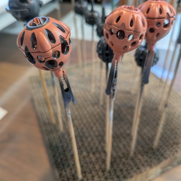 ぽこポケとジージェネに時間を奪われながらやっと完成しました。仮取り付けとして、前回作ったシュウジ機に取り付け。ビット同士の接続は、ボールデンアームアームズのを使用&nbsp;本体は、黒サフ　→　シャアピンク　→　シタデルメカニクススタンダードグレーを筆塗りスラスターは、黒サフ　→　スターブライトシルバー　→　シタデルのメフィストンレッドを筆塗り&nbsp;（2枚目）