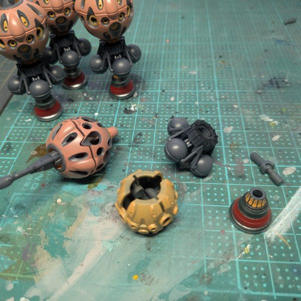 ぽこポケとジージェネに時間を奪われながらやっと完成しました。仮取り付けとして、前回作ったシュウジ機に取り付け。ビット同士の接続は、ボールデンアームアームズのを使用&nbsp;本体は、黒サフ　→　シャアピンク　→　シタデルメカニクススタンダードグレーを筆塗りスラスターは、黒サフ　→　スターブライトシルバー　→　シタデルのメフィストンレッドを筆塗り&nbsp;（3枚目）