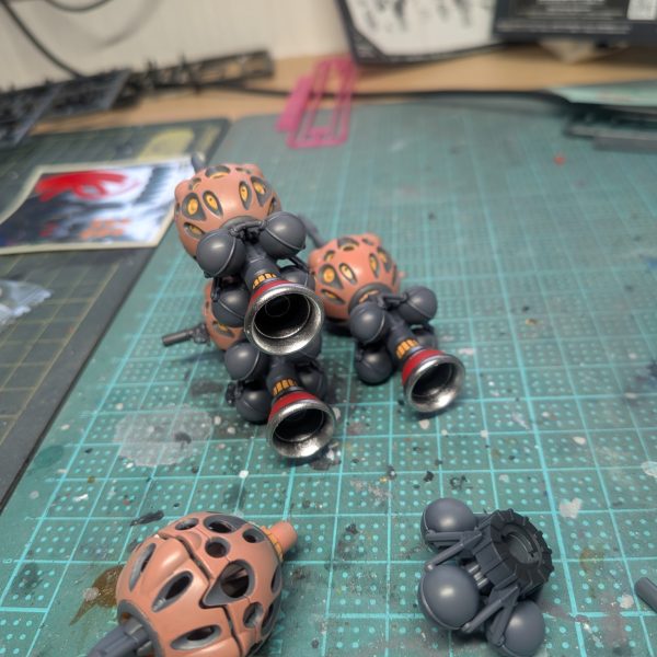 ぽこポケとジージェネに時間を奪われながらやっと完成しました。仮取り付けとして、前回作ったシュウジ機に取り付け。ビット同士の接続は、ボールデンアームアームズのを使用&nbsp;本体は、黒サフ　→　シャアピンク　→　シタデルメカニクススタンダードグレーを筆塗りスラスターは、黒サフ　→　スターブライトシルバー　→　シタデルのメフィストンレッドを筆塗り&nbsp;（4枚目）