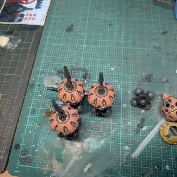 ぽこポケとジージェネに時間を奪われながらやっと完成しました。仮取り付けとして、前回作ったシュウジ機に取り付け。ビット同士の接続は、ボールデンアームアームズのを使用&nbsp;本体は、黒サフ　→　シャアピンク　→　シタデルメカニクススタンダードグレーを筆塗りスラスターは、黒サフ　→　スターブライトシルバー　→　シタデルのメフィストンレッドを筆塗り&nbsp;（5枚目）