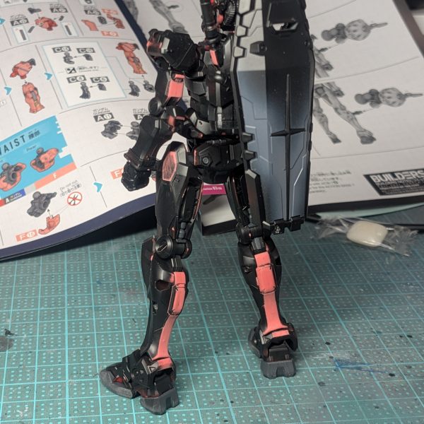 ランナーに黒サフをかけて仮組み。パーティングラインが気になるところをヤスリがけしたので、リサーキュレーションカラーみたいになりました。（2枚目）