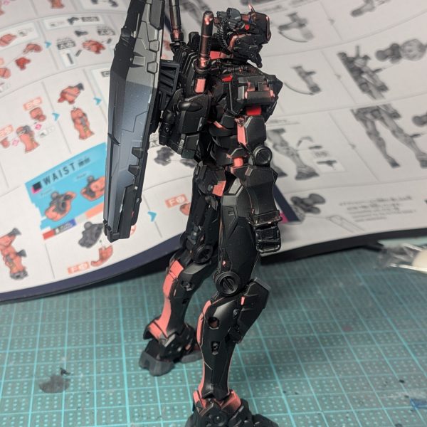 ランナーに黒サフをかけて仮組み。パーティングラインが気になるところをヤスリがけしたので、リサーキュレーションカラーみたいになりました。（3枚目）