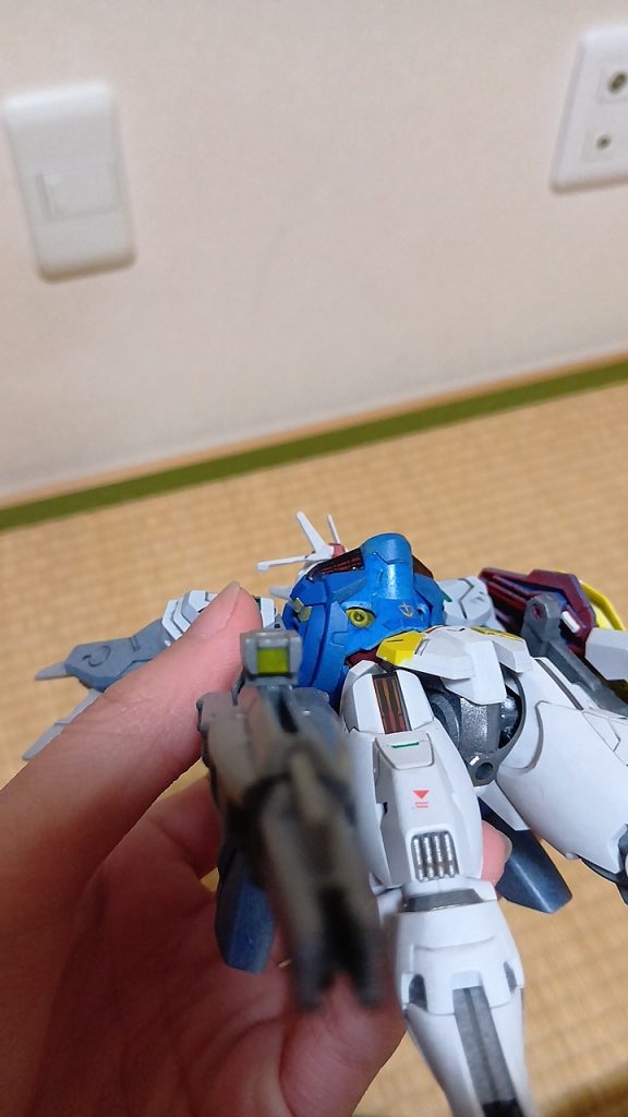 何気にスコープは筆塗りで黄色にしてます。地味ですけど何気にいいと思ってますwちなみに頭部は目の下の黒いとこ、、バルカン、頭頂部の黒いとこが一つになってたのでマスキングで塗り分けました。