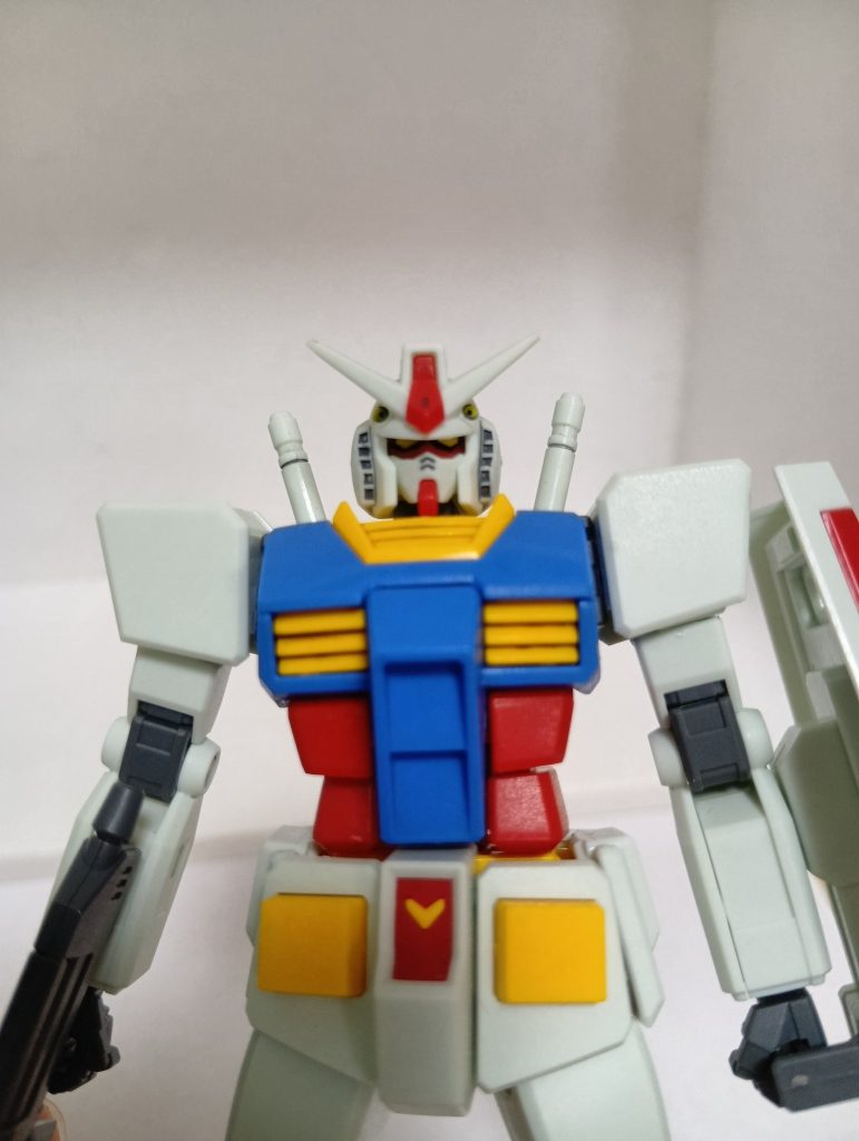 頭部。目の部分は黒い部分を筆塗りで部分塗装。バルカンも部分塗装しています。あと撮り忘れましたけど後頭部のセンサーも部分塗装しました。