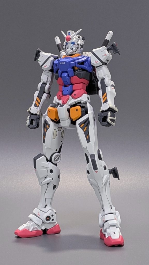 胴体の青を増やしたりソールを赤くして原典のガンダム寄りのカラーリングにしてみました。