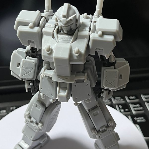 くどいようだが当方では「ガンダム」には鎧否定派である。しかしジムに対しては逆に肯定派である。必要性と系列的進化兼・局地戦装備開発の意義があるから。今回ALEXにジムに降りて来て頂く形で製作に入った訳ですがその過程でチョバム色を薄めつつ、当方のテーマである系列を語る為にはどうするか?が課題でした。結果こんな流れにしてみました。これならフルアーマーとか、ジムキャノンとかの流れに繋がりませんかねぇ…ねぇ?…あれ?(^^;)。動けるように少しスタイリッシュに、機動性を殺さないように、ノズル類のカバーは無駄だし、ガトリング使えないとかありえないのでそれぞれ開放型にしてあります。もちろん装着型なので、ヒンジにて解放・脱着できます。スペシャル感ではなく、使い捨て装備感を大切にしました。もう少しフィッティングするところが散見されますが、万が一お爺が急に疲れ倒れないうちにプレ公開しときます。どんなもんでしょ?…続く。(7枚目)
