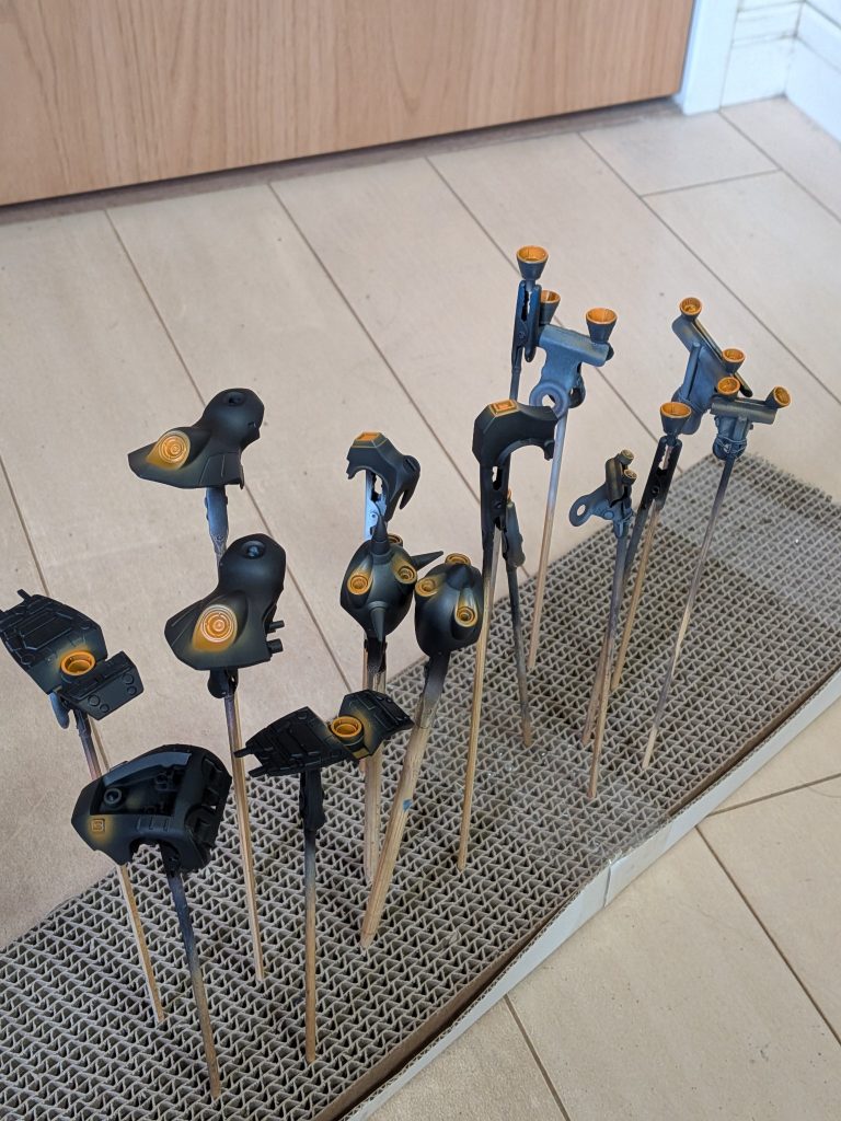 表面処理をし直して黒サフ。バーニアの奥まったところを先に塗装。