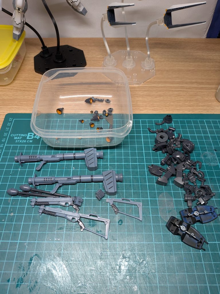 武器はサフを残すところをマスキングして塗り分けました。