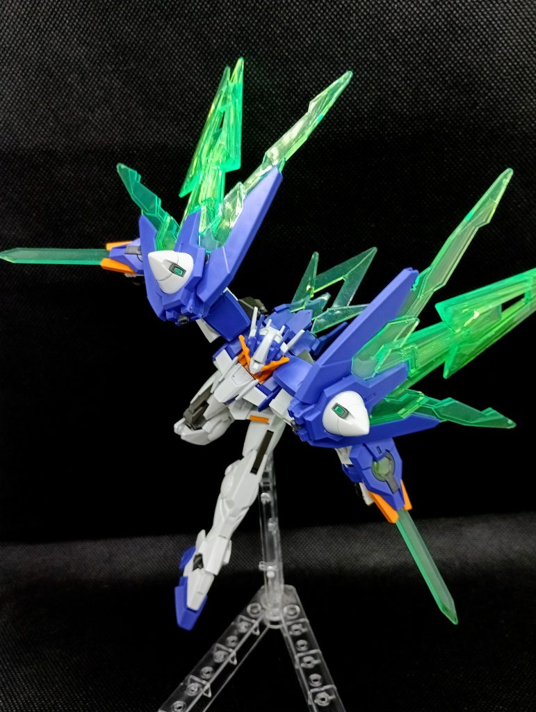 4つめはHGガンダムダブルオーダイバーアークですキラキラと光り輝く粒子のエフェクトがかっこいいですね、これを作り上げたリクの腕前はすごい