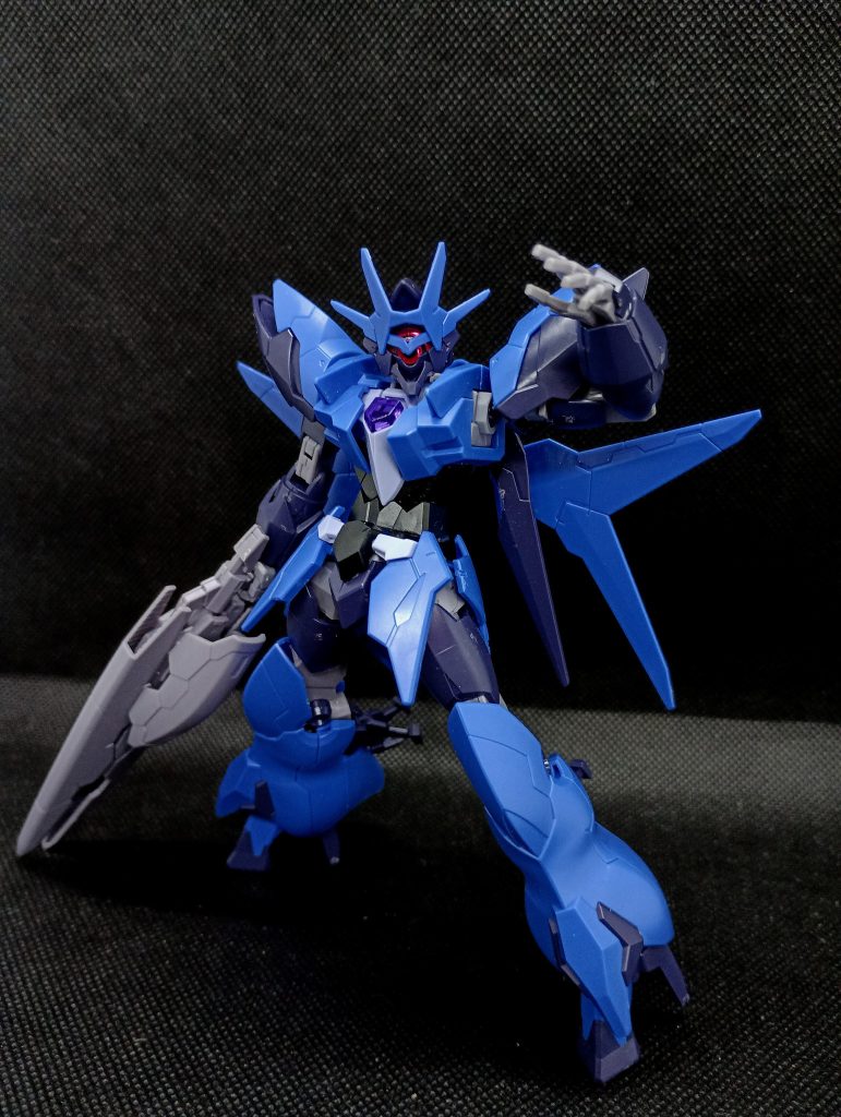 3つめはHGアルスアースリィガンダムです一つ目の禍々しい姿のガンダムですねリアルガンダムでは中々出せそうにない個性的なデザインだと思います