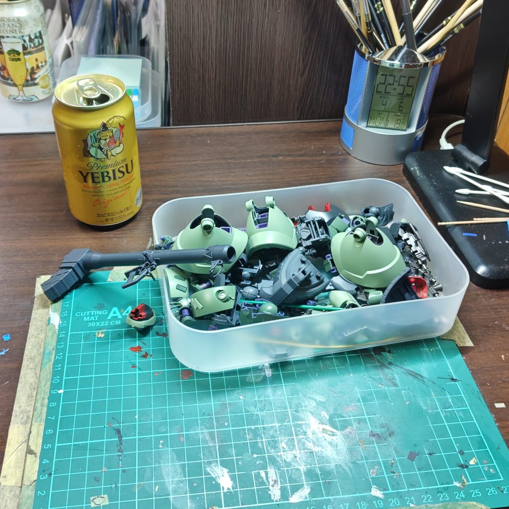 作品名：もうこんな時間だ…<p>調子良く黙々と作業を進めていたらこんな時間。 マスキングもいい感じだが、ここで作業は一旦止めて寝よ。次は組み立てて自立できそうだ。</p>
