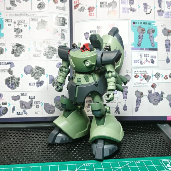 さ、水転写デカール貼ってくよ