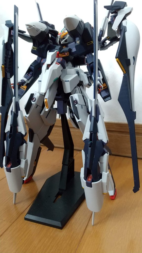 再塗装前の状態。これは組んだ直後の写真なのでまだ塗装は剥げていません。スラスターノズルの黄色を塗装していますが、サフ吹いてないので下地の色が隠蔽できていませんね⋯。なので今回黄色部分は全部イエローゴールドにしました。黄色部分の色味の差がなくなって少しは良くなったのではないかと。