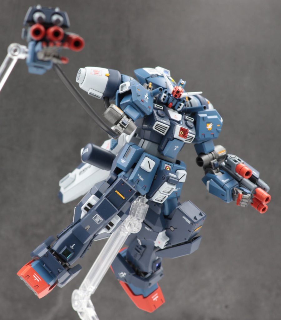 有線式サイコミュユニットには3連ビーム砲以外にグレネード、手のひらにはハンドビームガンといった設定です。