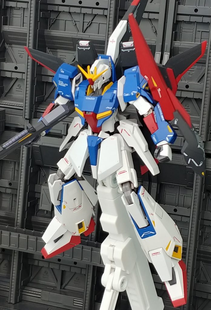 Zのフロントスカートは小さめ、大きめ　どちらも劇中イメージであったような…