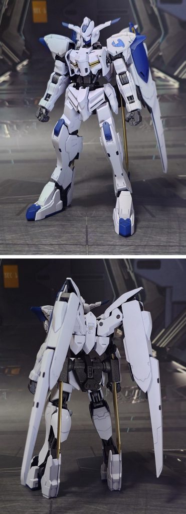 ガンダム・バエルの前後ろ。工作は、ゲート痕処理、パーティングライン・段ズレ・ヒケの対処、面出し、肉抜き穴埋め、穴開け、市販ディティールアップパーツの貼り付け・埋め込み、可動軸への真鍮線打ち込みを実施。フェイスパーツを削り込んで小顔化。上半身を腰で2ミリ延長して体格調整。上腕を肩との接続部で1ミリ延長、接続軸も1ミリ延長して接続強度を確保しました。