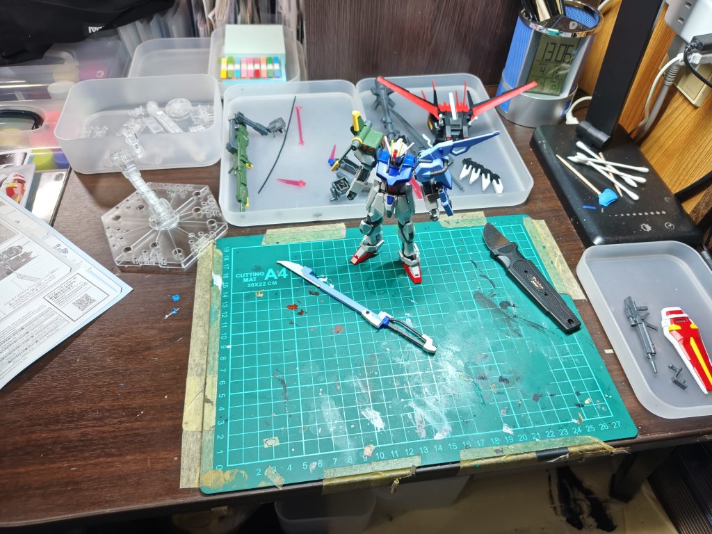 作品名：撮影が終わらん…<p>気楽に素組みでEGストライクガンダムとオプションパーツセット1&2を作ったが…組み立てよりも撮影がキツい。ポージング、難しい(´・ω・`)</p>
