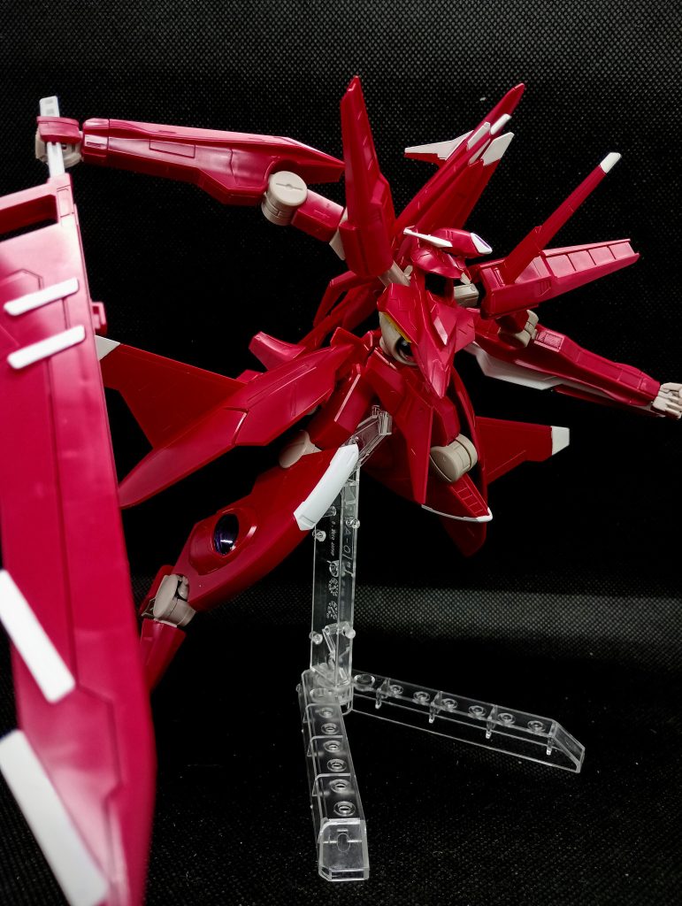 4つめはHGアルケーガンダムです普通の人型とはかけ離れた長い手足とワインレッドのカラーで、一目で悪いヤツだと分かる良いデザインですねソレスタルビーイングを苦しめた恐ろしいMSです