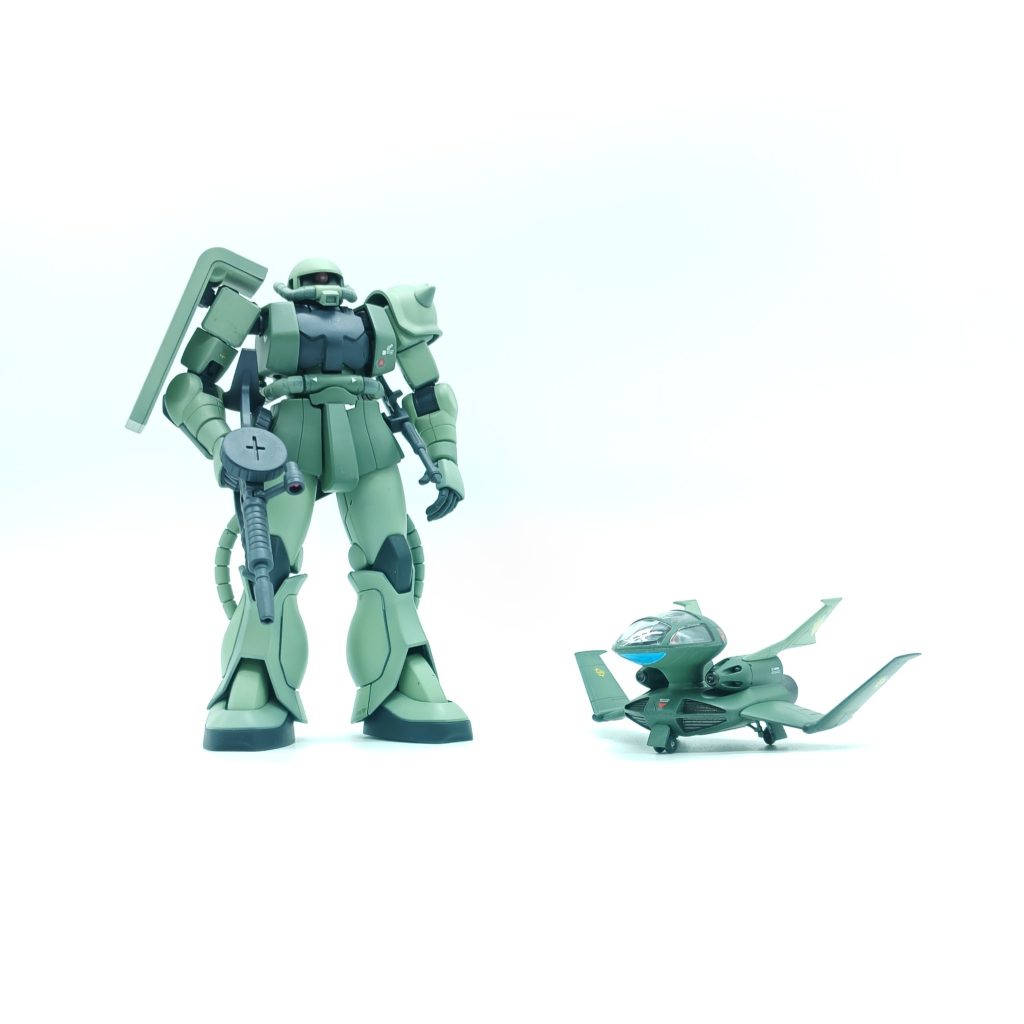 1/144スケールとHGUCザク(リヴァイバル版) との比較…ドップファイターデカい。