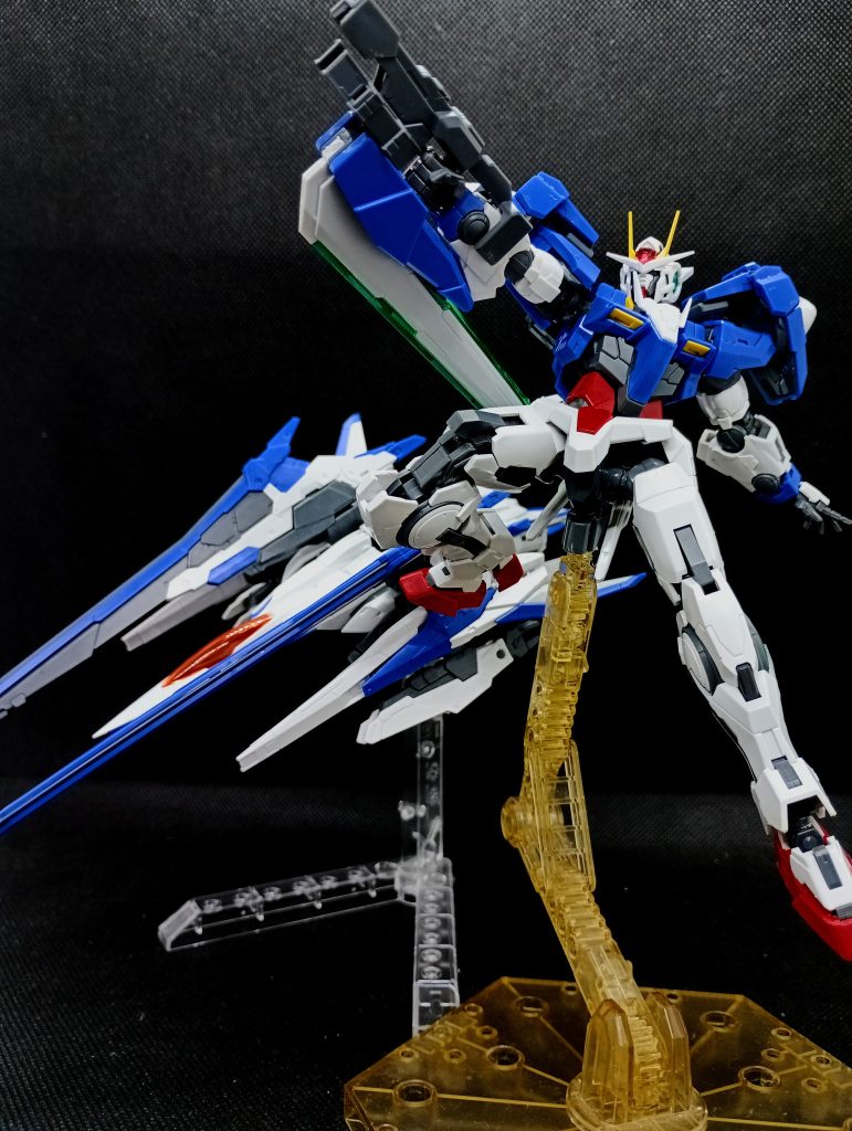 ダブルオーガンダムの形態と飛行するザンライザーです果たして沙慈はこんなゴテゴテの飛行ユニットを上手く操縦する事ができるのでしょうか…(笑)