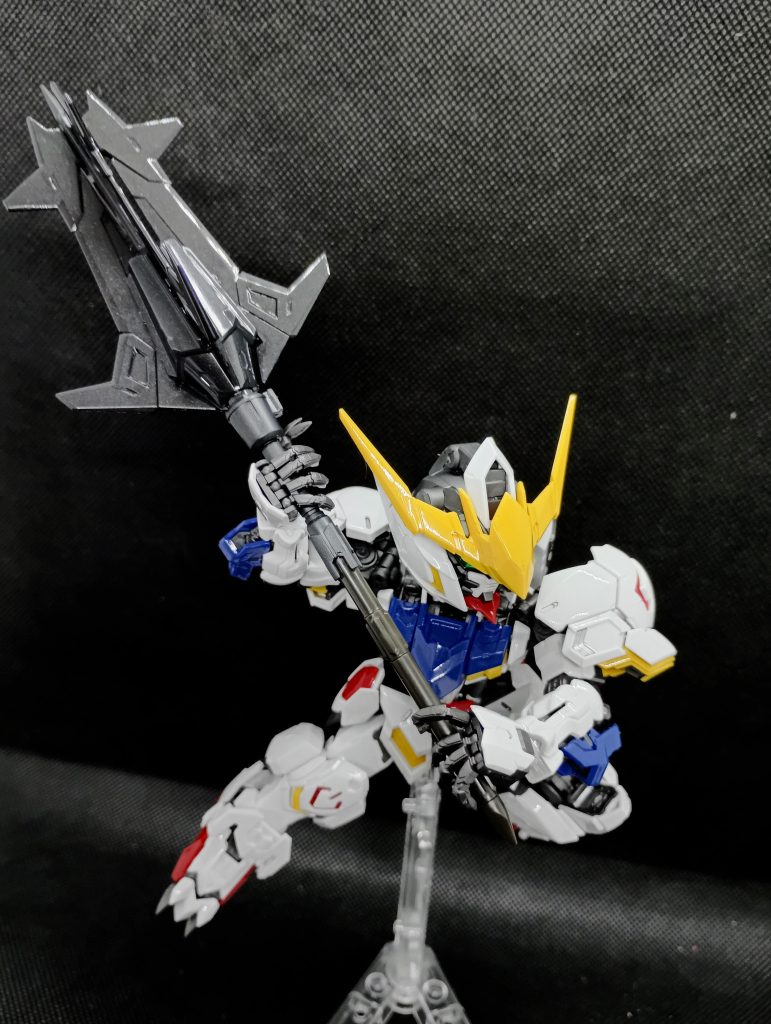 メイスで攻撃する直前みたいなポーズですメイスは見た目がかっこいいですねハンマーとかじゃなくてメイスっていうのも一風変わってますよねメイスも光沢仕上げでピカピカしてます