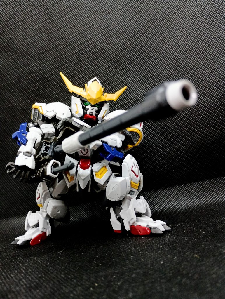 バルバトスの第3の武器、滑腔砲です今は滑腔砲ですが、昔は滑空砲でしたよねウイングゼロ(EW)とか、オルタナティブシリーズとか、ガンダムってちょくちょく名称変わりますよねただ、ウイングゼロ(EW)とオルタナティブシリーズは割と適応できましたけど、ゴッド→バーニングだけは認めたくないです(頑固)