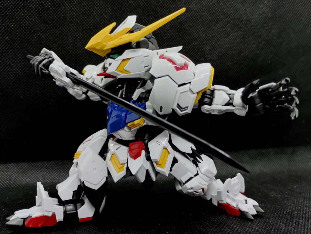 太刀を使って力強いポーズを、とイメージして作ったポーズですぶった斬る！！って感じが見る人に伝われば良いなと思います