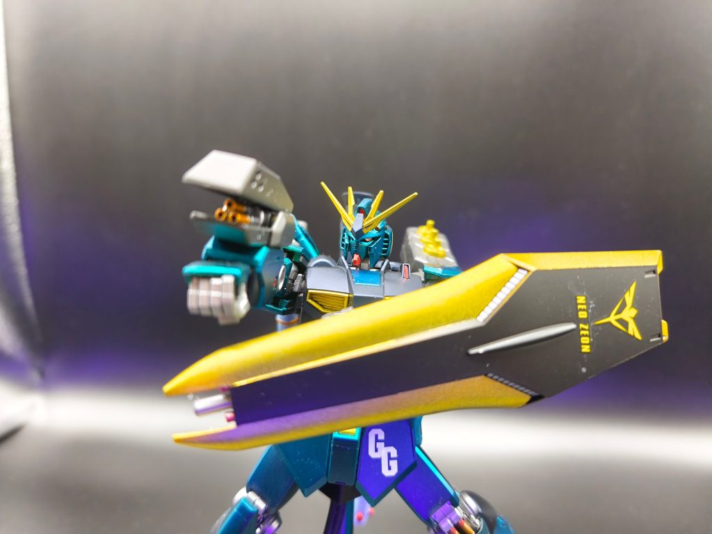 またギュネイ准尉の要望で右腕部にガトリング砲を追加装備した。これは急な機種転換での近接戦闘操作の不安を払拭するための措置となる。