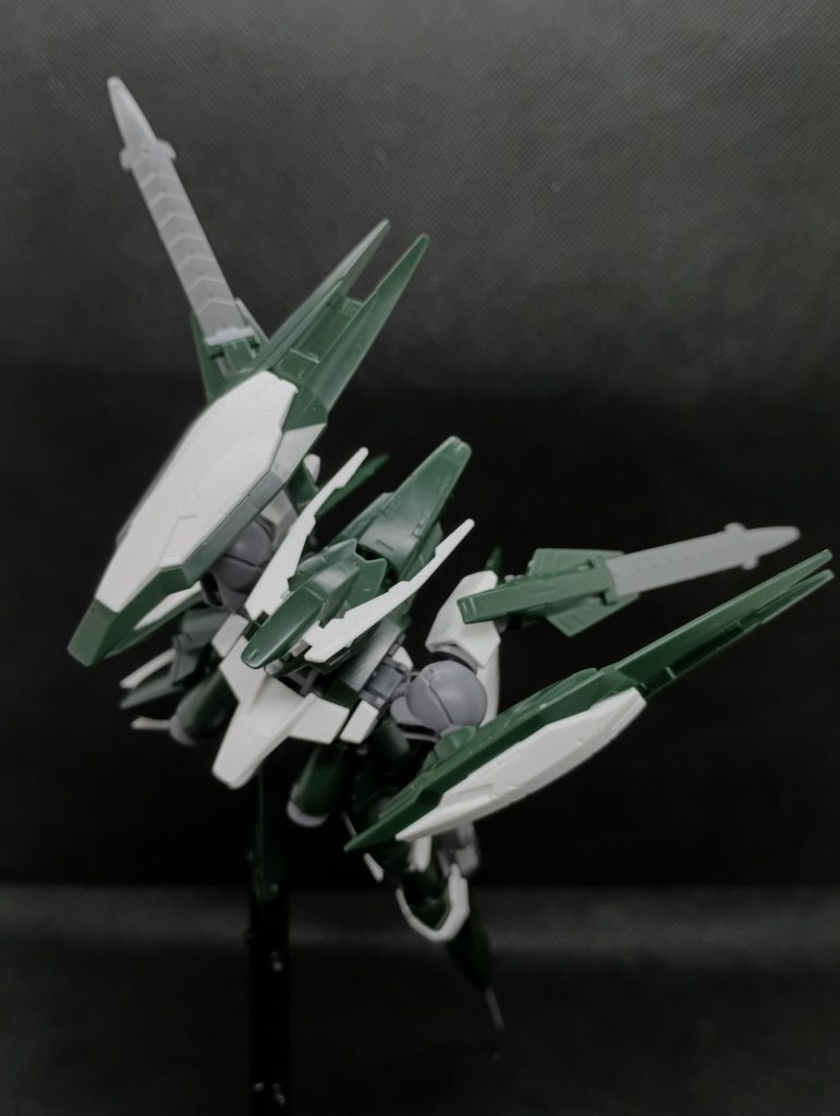 宇宙戦特化の試作機みたいですジュリエッタは歴代ガンダム作品のライバル達と比べるとちょっと個性が弱めですけど、こんなピーキーそうな機体を扱えてるぐらいには強いパイロットではある……のかな？
