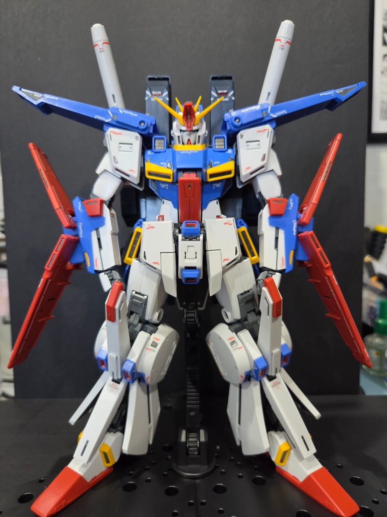 外装から覗く部分を黒鉄色で、あと何となく気になった前腕部分、Zガンダムが黄色だった気がしたので同じように黄色に塗ってみました。