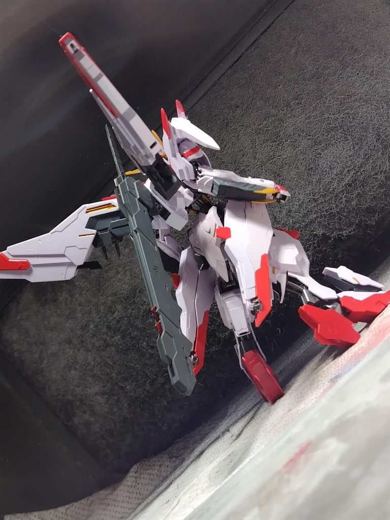 バスタードメイスや各武装類はつや消し本体はパール塗装関節はガンメタ