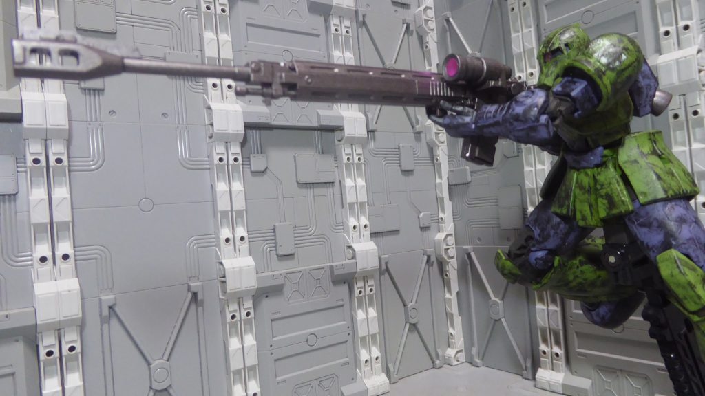 「MS用対艦ライフル ASR-78」このライフルと上のバズーカで使われるセンサー部には、市販パーツではなく付属ホイルシールを使いました。その理由は後述。貼ったデニム機の識別番号101も、それとなく曖昧にしています。