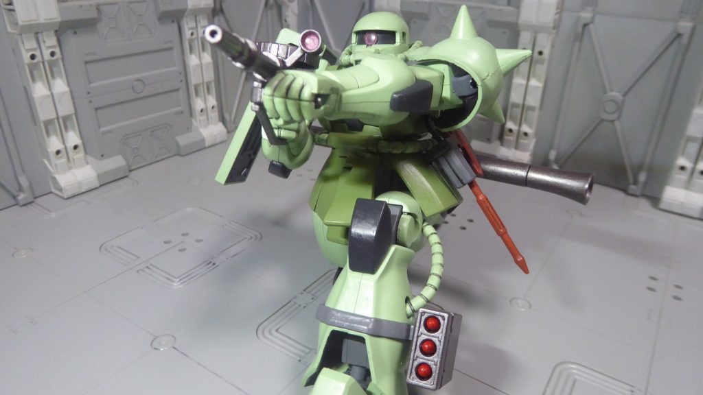 「３連装ミサイルポッド」マウント用ベルト部とポッド本体は別の色に。フロントスカートをカットし、脚の可動域を広げています。